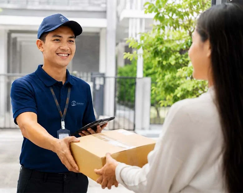 Tim logistik memeriksa pengiriman internasional